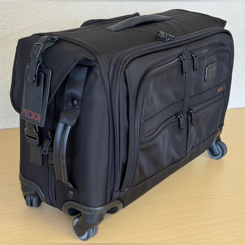 TUMI 4 Wheeled Spinner Garment  Carry On